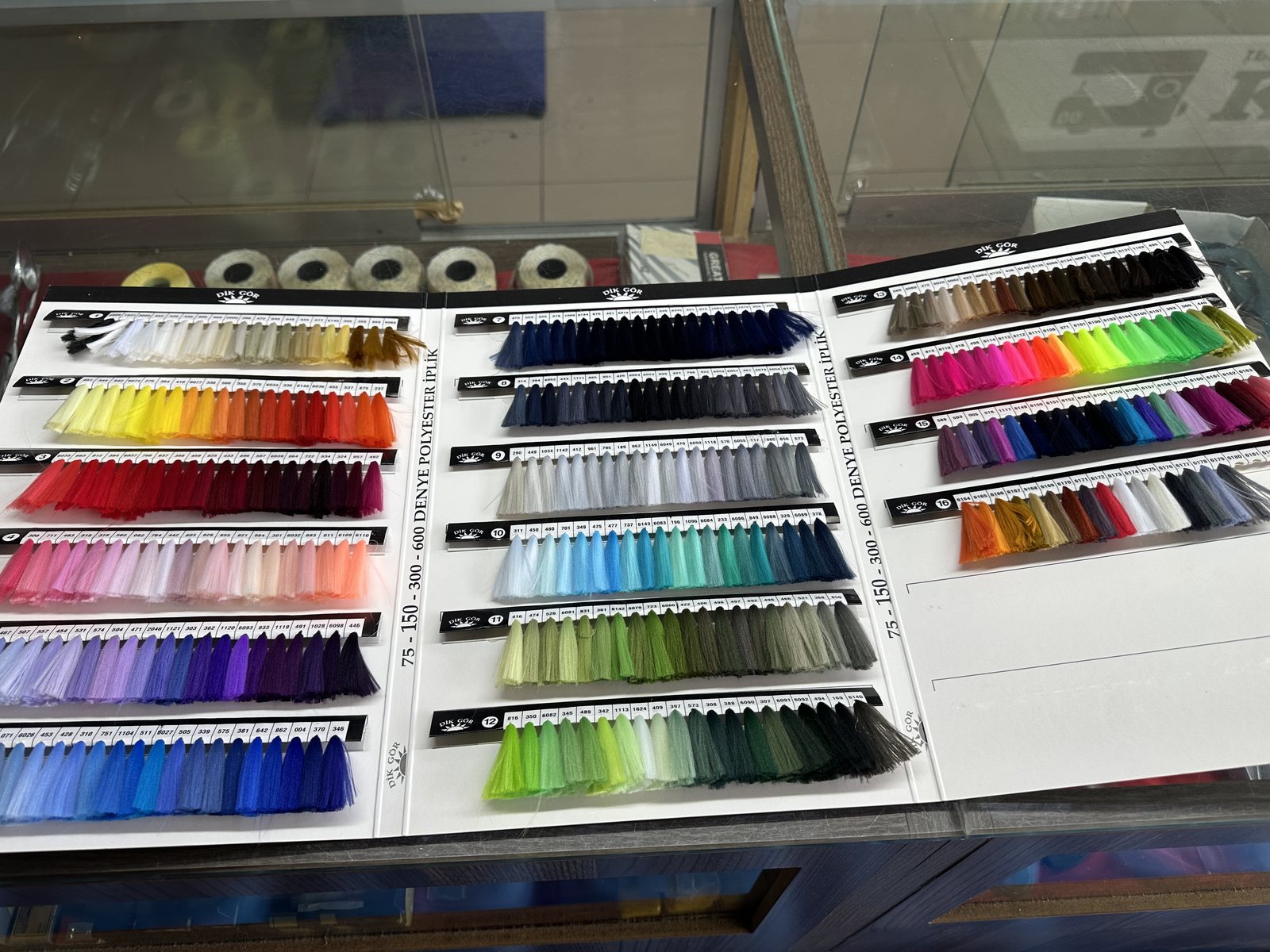 2.800 renklik kartelalarımız: 75/150/300/600 denye polyester &middot; Karadeniz İplik